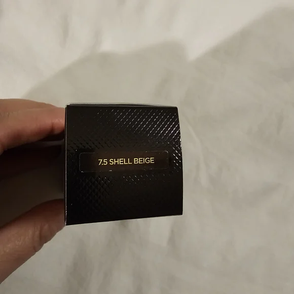 Tom Ford Traceless Foundation Stick in Shell Beige - Picture 4 of 6